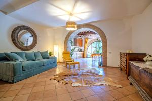 a living room with a blue couch and a table at Il Nido dell'Oca - Loft Giardino in Siena