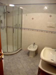 a bathroom with a shower and a toilet and a sink at Casa Vacanze Alle Porte del Chianti in San Giovanni Valdarno +16 photos