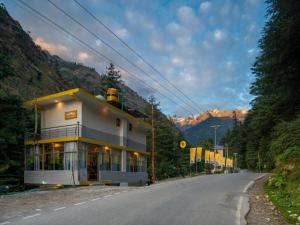 卡索尔The Hosteller Kasol, Riverside的路边的一栋建筑
