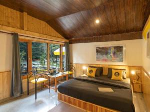 The Hosteller Kasol, Riverside客房内的一张或多张床位