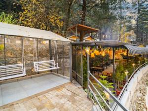 The Hosteller Kasol, Riverside外面的花园