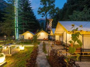 The Hosteller Kasol, Riverside外面的花园