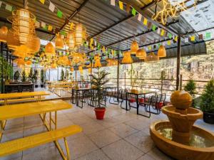 The Hosteller Kasol, Riverside餐厅或其他用餐的地方