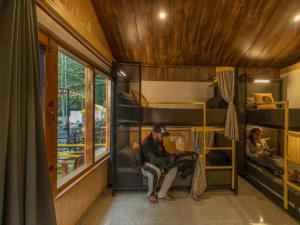 The Hosteller Kasol, Riverside的休息区