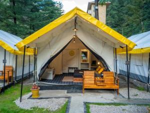 The Hosteller Kasol, Riverside外面的花园