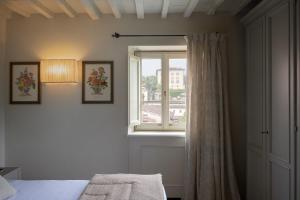 sypialnia z łóżkiem i oknem w obiekcie Il Borro Relais & Châteaux w mieście San Giustino Valdarno