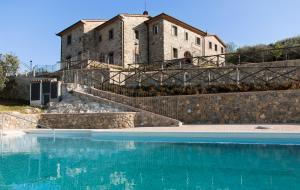 Bazén v ubytování Sasso Regino Tuscany Apartment nebo v jeho okolí