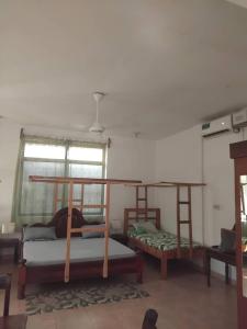 Postel nebo postele na pokoji v ubytování Beach House apartments nungwi + 21 fotografií