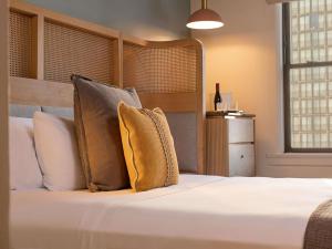 Ein Bett oder Betten in einem Zimmer der Unterkunft Ändra Hotel Seattle - MGallery Collection
