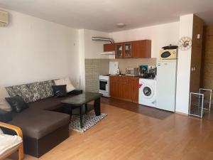 een woonkamer met een bank en een keuken bij Amartmán přímo u moře - Elenite až 5 osob in Sveti Vlas
