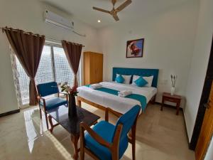 Postel nebo postele na pokoji v ubytování De Asian Resort Pondicherry