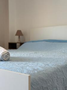 a bedroom with a bed with a blue blanket at The Chalkida Nook Central Spot in Chalkida
