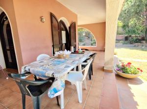a dining room with a table and chairs at Villa Rosa Bestvacationever in Torre delle Stelle