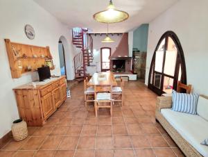 a living room with a table and a couch at Villa Rosa Bestvacationever in Torre delle Stelle