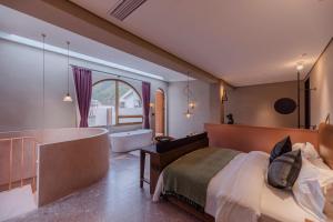 Giường trong phòng chung tại Shanyu Life Huangshan Design Hotel