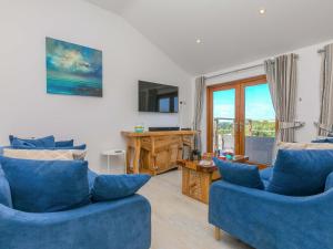 ボドミンにあるMellydonen Beder Del Melly, Tor Down Quarryの青い椅子2脚とテレビのあるリビングルーム