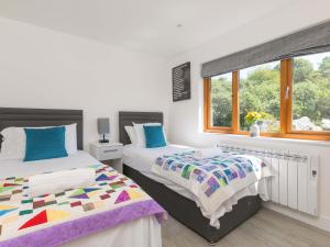 ボドミンにあるMellydonen Beder Del Melly, Tor Down Quarryのベッド2台と窓のある寝室