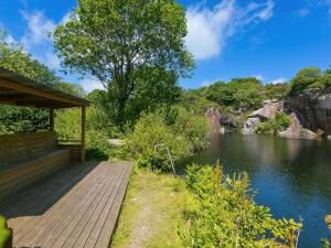 ボドミンにあるMellydonen Beder Del Melly, Tor Down Quarryの建物のある川沿いの木製の遊歩道