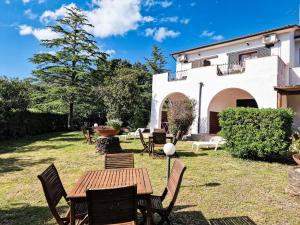 a table and chairs in the yard of a house at Casa Golfi di Lacona in Lacona