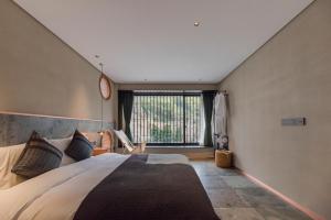 Giường trong phòng chung tại Shanyu Life Huangshan Design Hotel