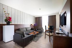 TV a/nebo společenská místnost v ubytování Golden Tulip Pontianak