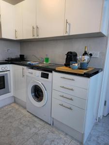 Dapur atau dapur kecil di New! Gibraltar Beachfront Apartment, Sleeps 3 +29 gambar