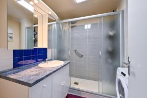 a bathroom with a sink and a shower at L'Appart du Marché - A quelques min de la plage in Pornichet +7 photos