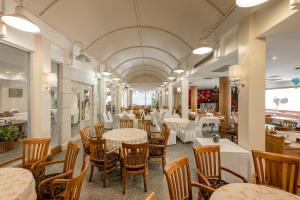 Restaurace v ubytování Dhevaraj Hotel
