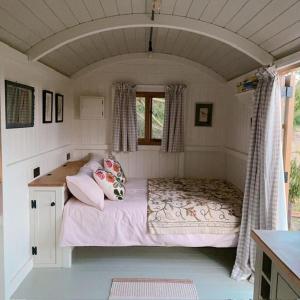 Imagen de la galería de Woodland Cotswold Shepherds Hut, en Bruern