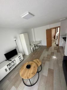 a living room with a table in the middle of it at Apartamento en Alcosebre in Alcossebre