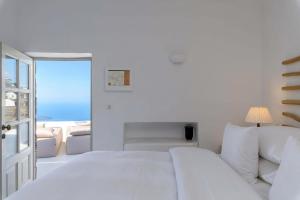 Llit o llits en una habitació de Iconic Santorini, a Boutique Cave Hotel by Sandglass