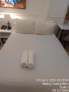Postel nebo postele na pokoji v ubytování Emerald Saigon Hotel