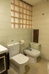 A bathroom at Dalt Vila Salou Még 30 kép