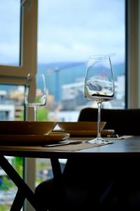 een tafel met twee wijnglazen erop bij Eleve Residences - Stone Studios in Sofia