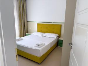 Un dormitorio pequeño con una cama con sábanas blancas. en Lovely Apartment, en Vlorë