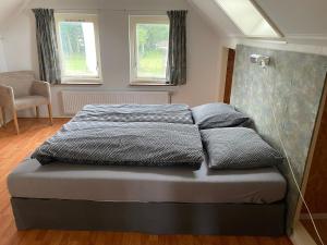 Giường trong phòng chung tại Boerenkiel Vakantiehuisjes