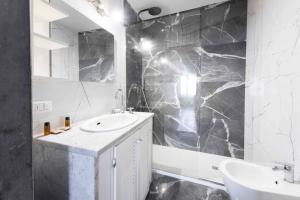 A bathroom at San Niccolò Loft by Mmega