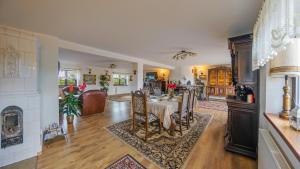 una sala da pranzo con tavolo e sedie in soggiorno di Willa Zasypane Mazury, Sun & Snow a Orło