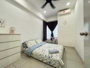 una camera da letto con un letto e un ventilatore a soffitto di Amanda Suite, Southville City, Savanna a Kampung Dengkil
