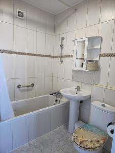 Bilik mandi di New! Gibraltar Beachfront Apartment, Sleeps 3