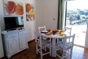 Apartamentos Encanto Del Mar的电视和/或娱乐中心