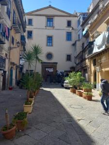 człowiek idący ulicą przed budynkiem w obiekcie Casa dei Tre Re w mieście Palermo