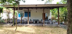 Baan Hinlad Home and Hostel外面的花园