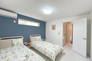 Ένα ή περισσότερα κρεβάτια σε δωμάτιο στο 鎌倉 江ノ島 新築貸切一戸建て全館浄水システム完備 海近く 江ノ島が見える 露天テラス 無料駐車2台付