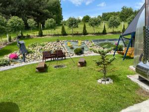 Vonkajšia záhrada v ubytovaní Domki- Limanowa, domki z balią i sauną