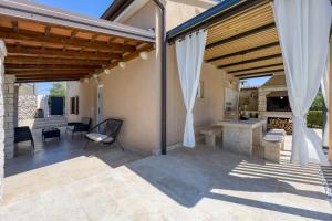 En terrasse eller udendørsområde på Villa Lana near Labin