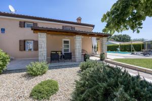 Swimmingpoolen hos eller tæt på Villa Lana near Labin