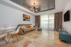 a living room with a couch and a table at Astria Palermo - Complex Novum in Olimp