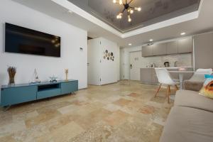 a living room with a blue cabinet and a kitchen at Astria Palermo - Complex Novum in Olimp