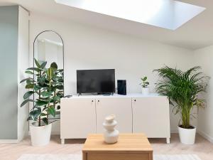 TV a/nebo společenská místnost v ubytování Studio Premium with Air Conditioning for couples in the heart of Krakow, Main Square